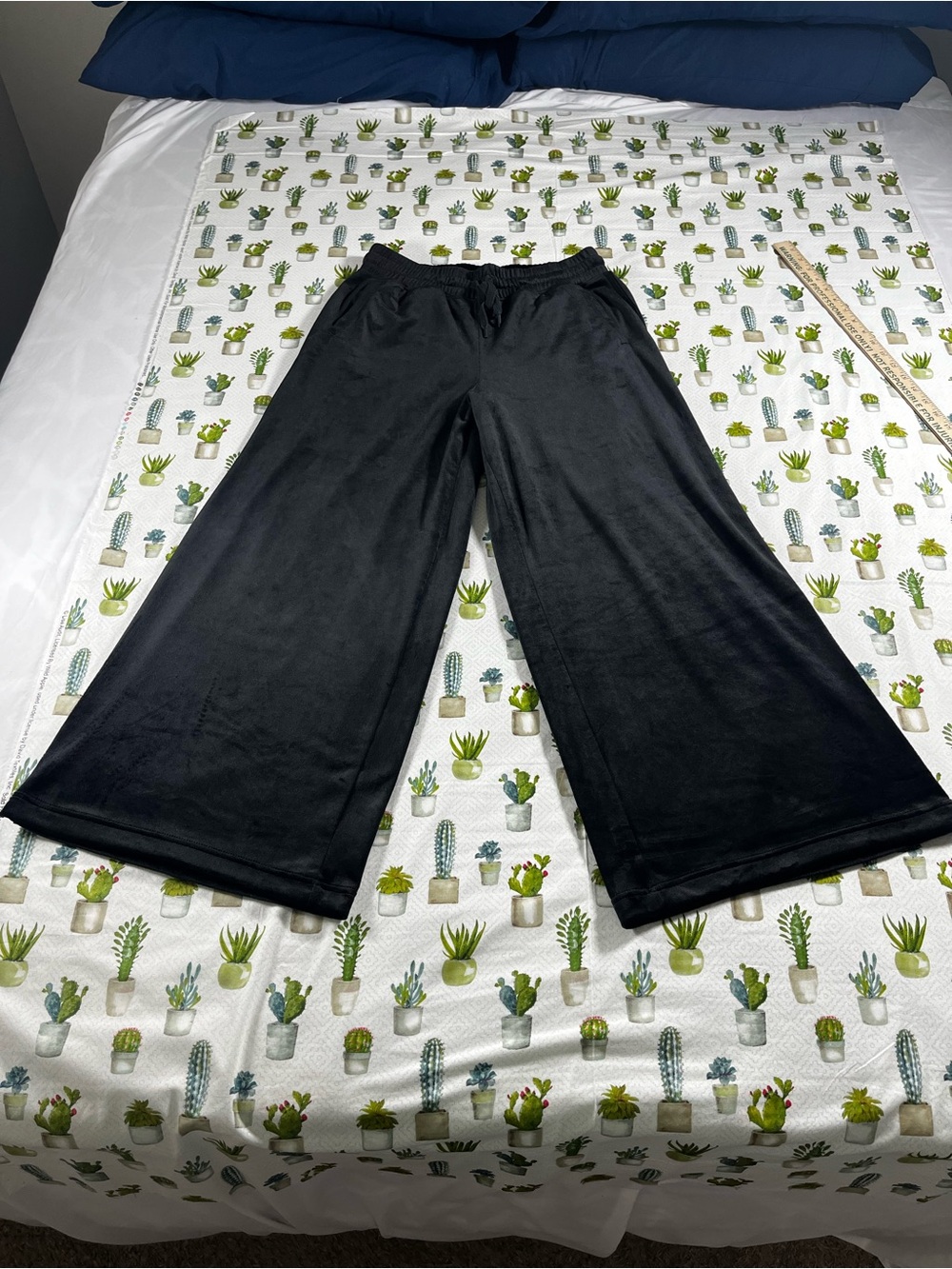 Offline by Aerie Women’s Wide Leg Black Velour pants Size Medium Short EUC